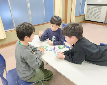 講師と向き合い、リラックスした雰囲気で英会話を楽しむ子供たち