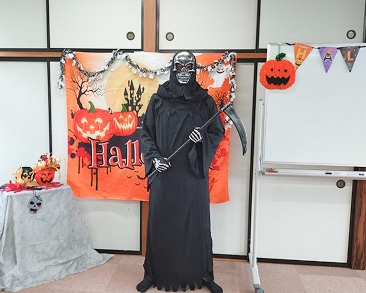ハロウィンの仮装をした講師と一緒に楽しむ季節のイベント風景
